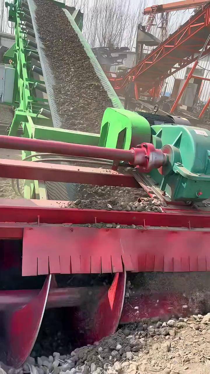 專業(yè)煤矸石取料機(jī)與扒渣機(jī)生產(chǎn)廠家 高效砂石料裝車與皮帶輸送解決方案